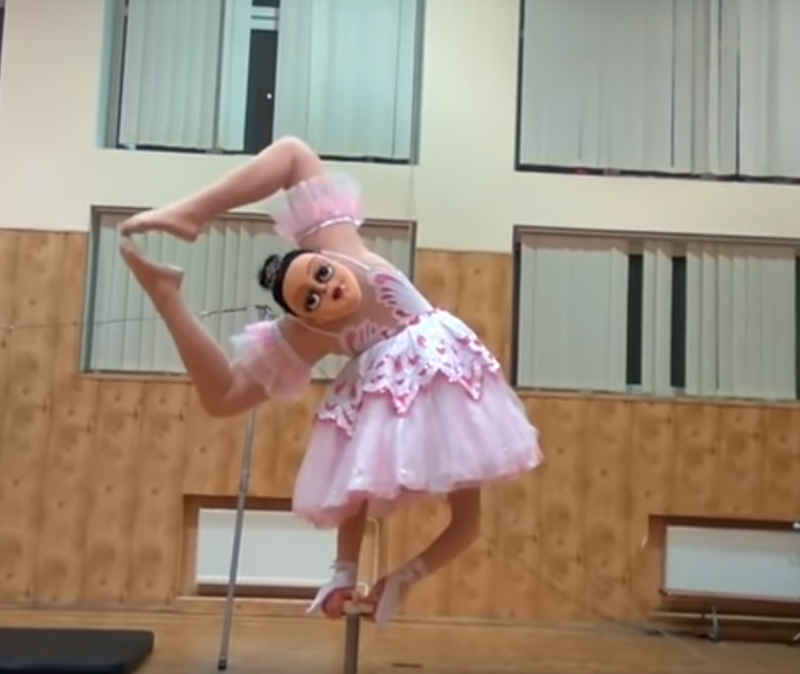 "Она продолжает мне подмигивать": балерина с двумя головами ужаснула пользователей соцсетей