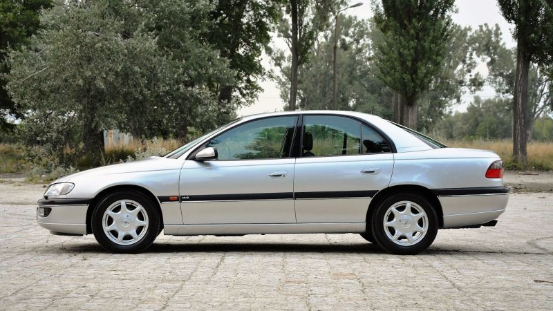 Opel Omega 1998 года в топовой версии MV6 с минимальным пробегом