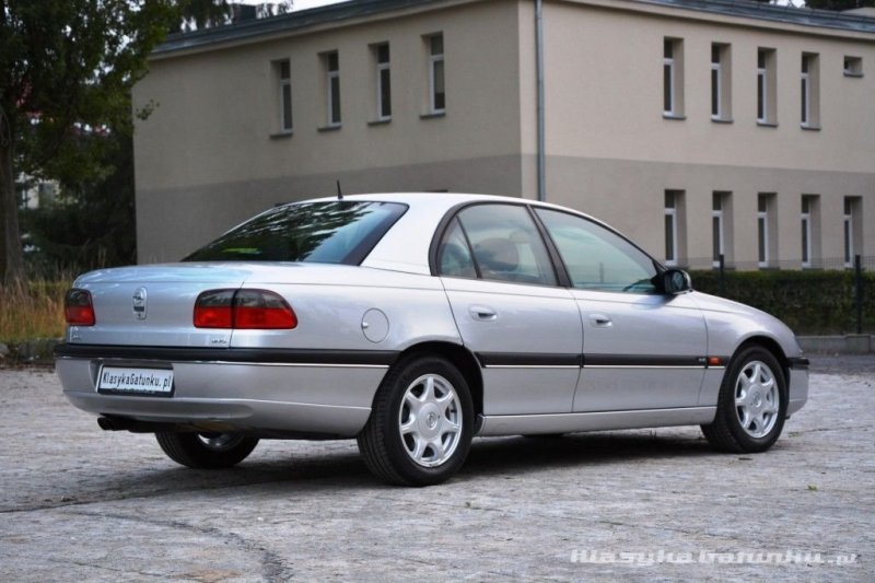 Opel Omega 1998 года в топовой версии MV6 с минимальным пробегом