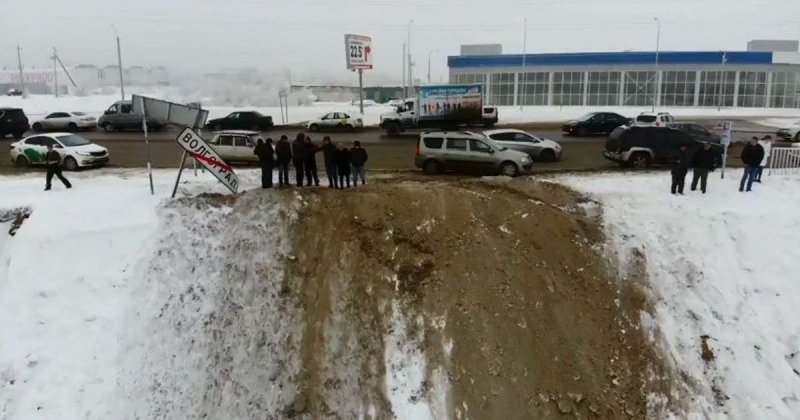 Авария дня. В Волгограде пьяный водитель слетел с высокого склона