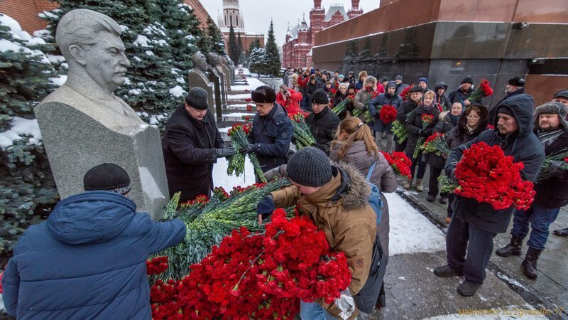 13 500 алых цветов возложено к могиле Сталина в Москве