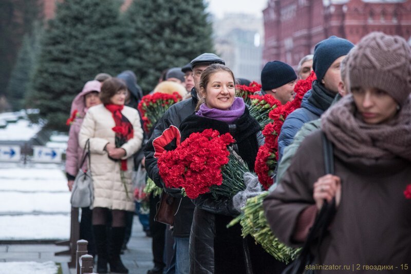 13 500 алых цветов возложено к могиле Сталина в Москве