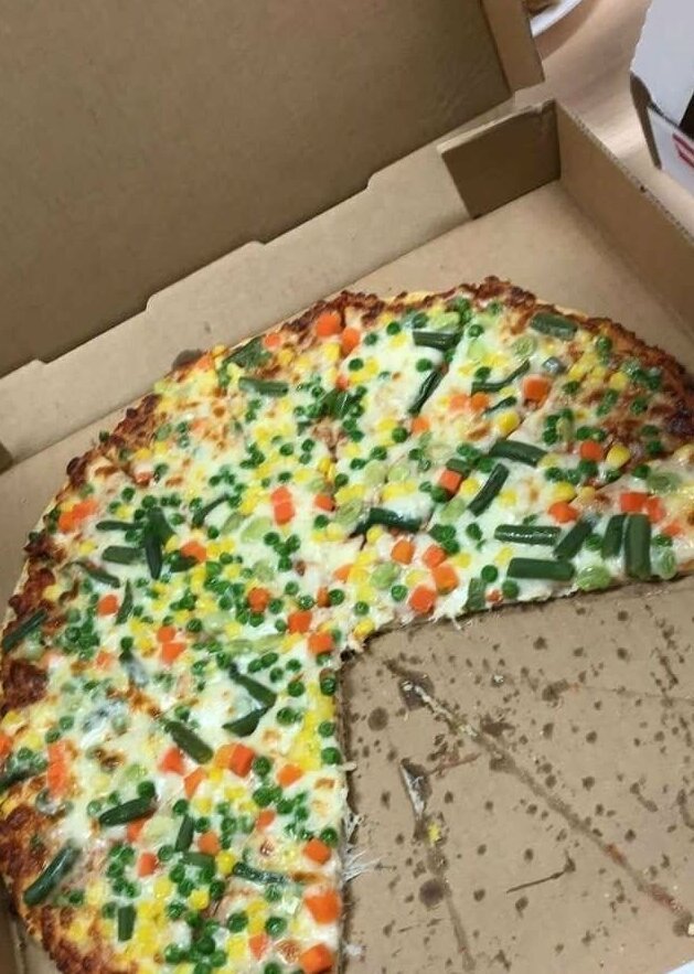 Эта вегетарианская пицца явно была придумана мясоедом. Злым, бессердечным мясоедом