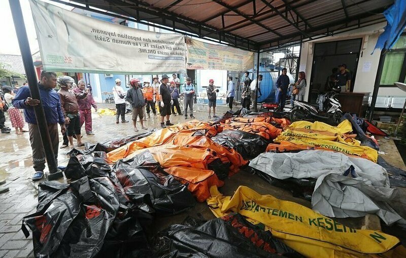 Число жертв цунами в Индонезии достигло 222 человек