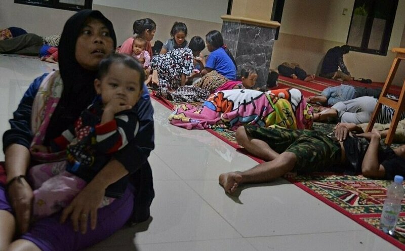 Число жертв цунами в Индонезии достигло 222 человек