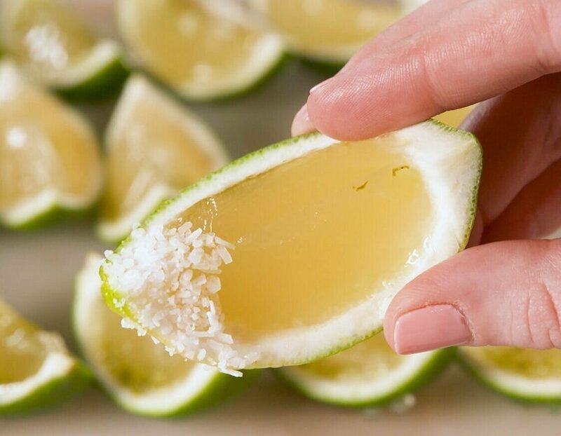 Желе в фруктах. Не хотите использовать пластиковые стаканчики? Сделайте апельсиновое (лимонное, арбузное, яблочное и т.п.) желе, кожуру аккуратно срежьте в виде "мисочек, в нее и заливайте.