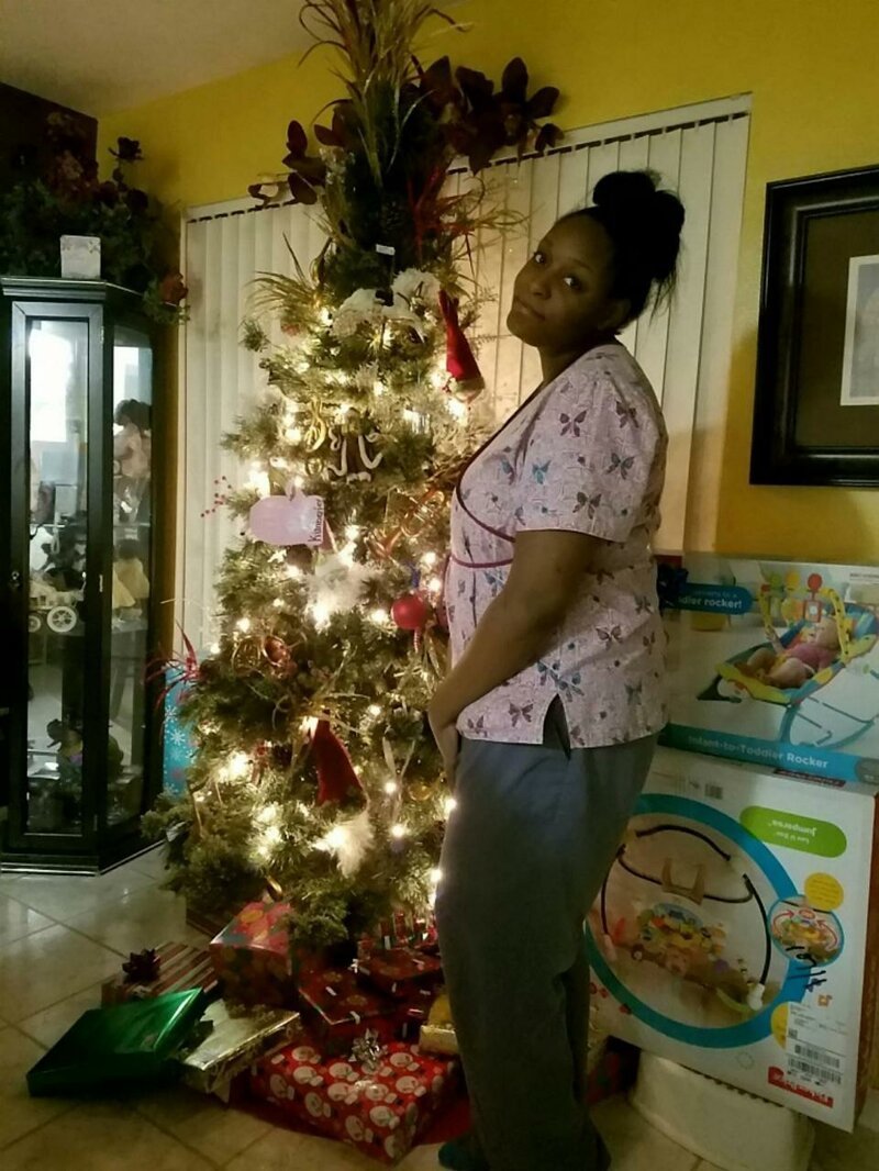 Американка заработала денег на подарки к Рождеству, продавая фото своих ног
