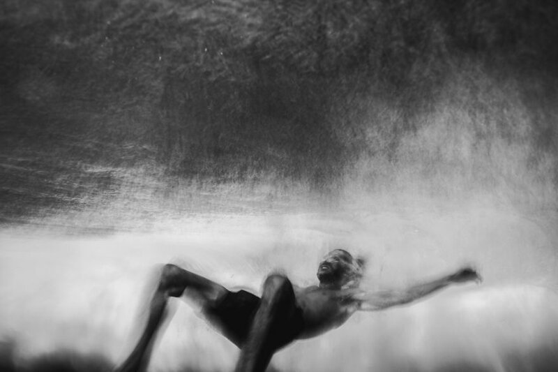 Портреты боди-серфингистов, похожие на призраков под водой