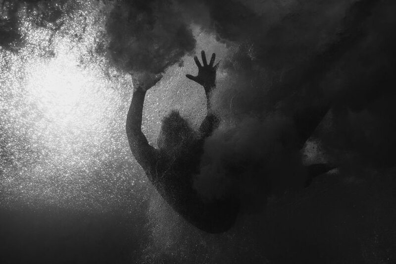 Портреты боди-серфингистов, похожие на призраков под водой