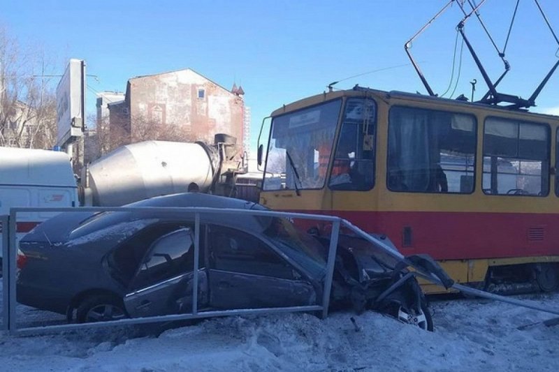 Авария дня. В Барнауле трамвай смял Тойоту
