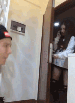 Гантелю не подержишь?