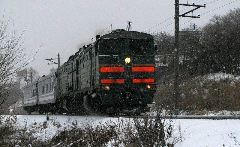 Электричка тулун зима утро. Станция Белово. Тепловозы 2т16 настанцый зимой. Следующая станция-зимняя сказка.