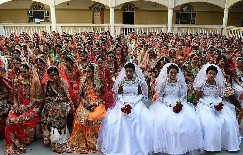 Торговец алмазами выдает замуж сотни индийских сирот одновременно