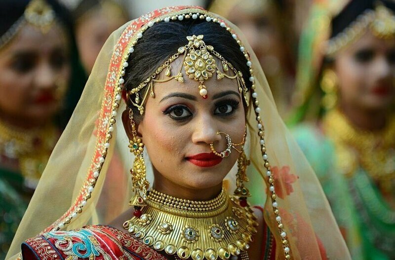 Торговец алмазами выдает замуж сотни индийских сирот одновременно