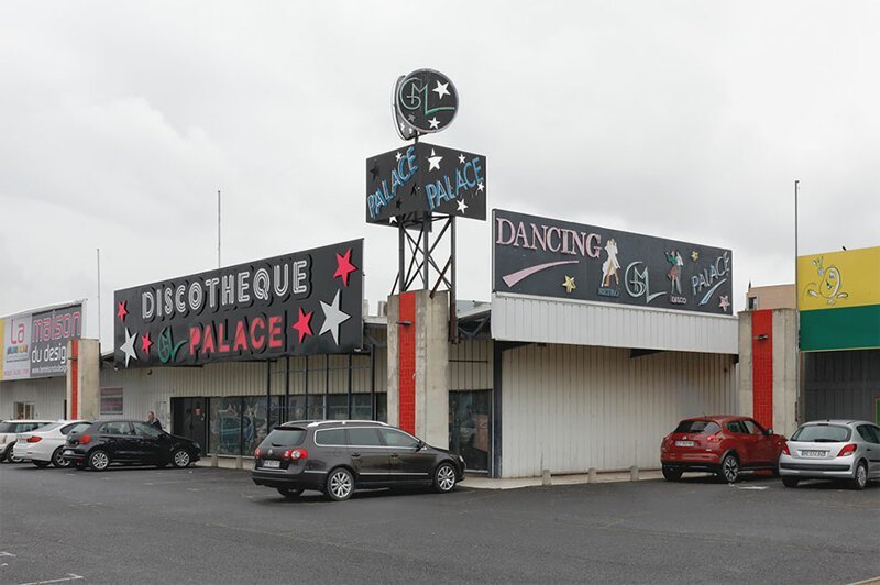 Фотограф снимает заброшенные французские дискотеки