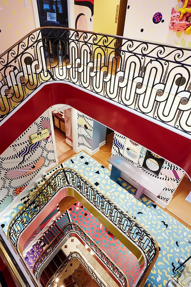 Дизайнер создала невообразимую лестницу в стиле легендарной дизайн-группы Memphis