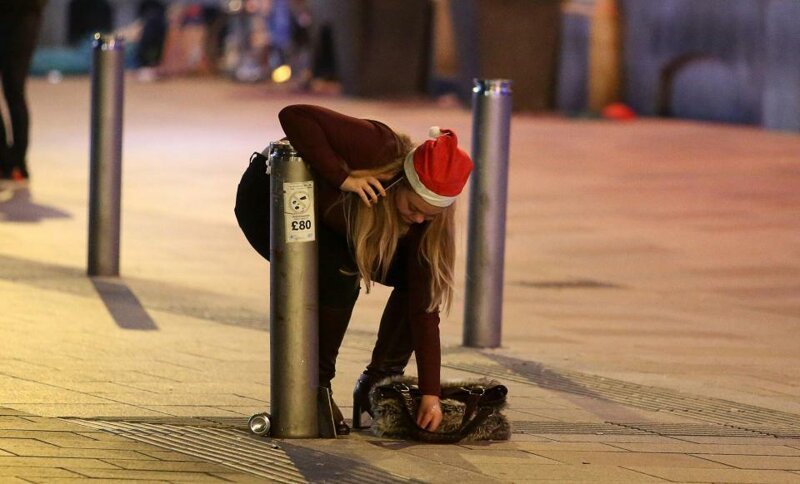 А это уже Кардифф, столица Уэльса. Девушку пошатывает немножко, сумки из рук падают, ну что делать...