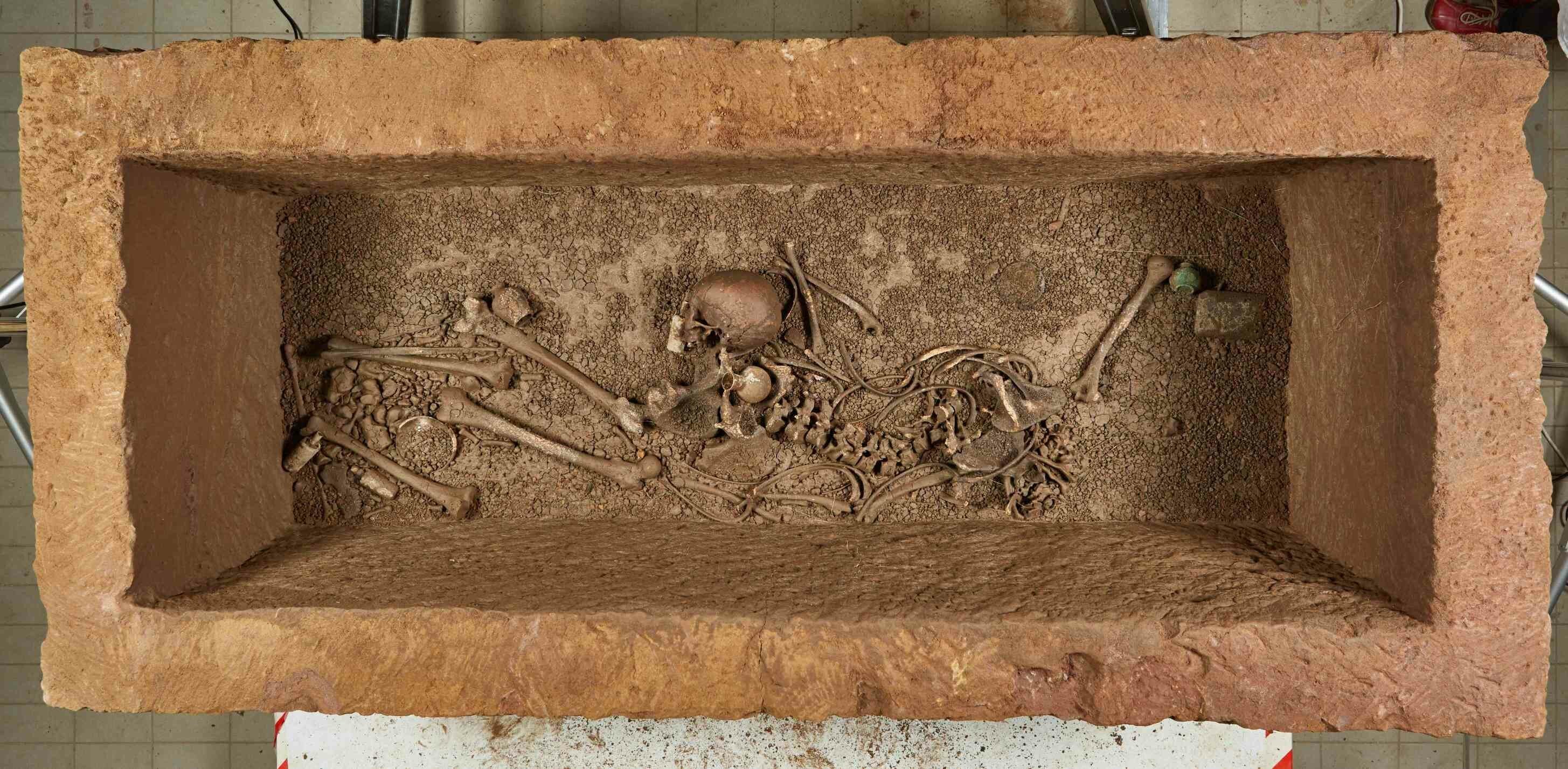 Саркофаг со скелетиком