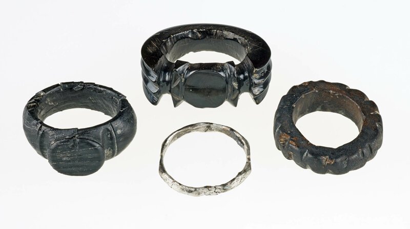 Вот про эти кольца было сказано для разнообразия, что они «из черного янтаря и золота».   Как всегда мимо! 