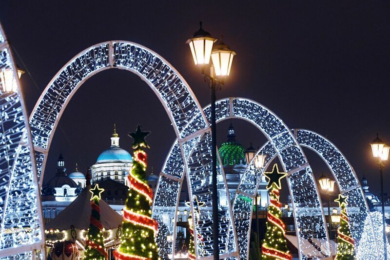 На Кремлевской набережной в Казани вырос Сказочный городок.