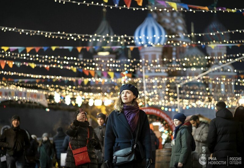 На Красной площади развернулась рождественская ярмарка с разнообразными угощениями и сувенирами.