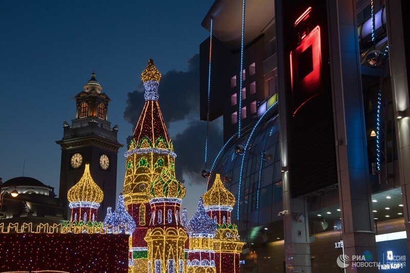 Новогодние декорации в виде Кремля и собора Василия Блаженного у торгово-развлекательного центра "Европейский" в Москве.