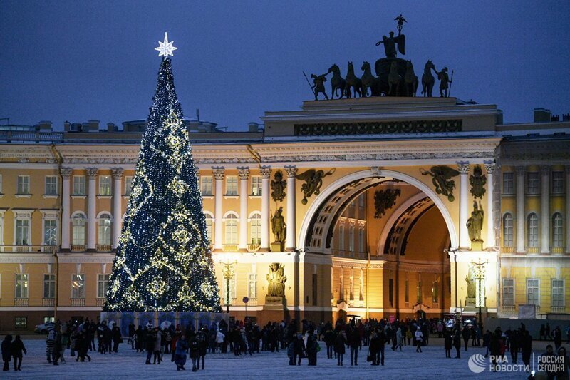 Главную новогоднюю елку Северной столицы по традиции украсили на Дворцовой площади.