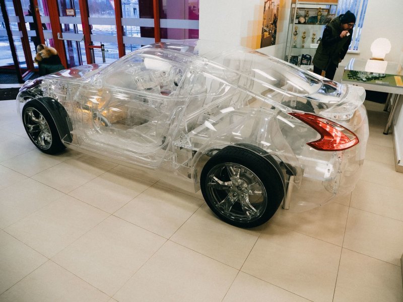Полностью прозрачный Nissan 370Z для рекламы моторного масла