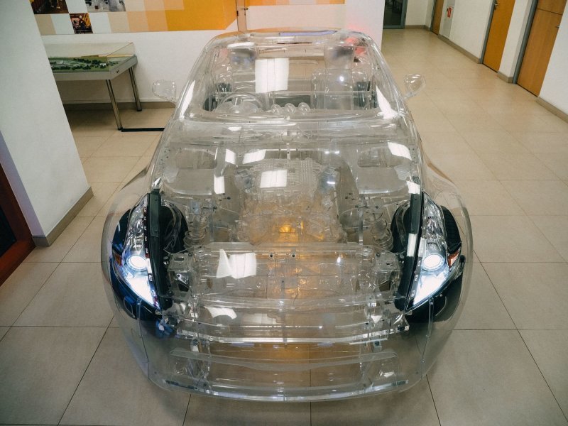 Полностью прозрачный Nissan 370Z для рекламы моторного масла
