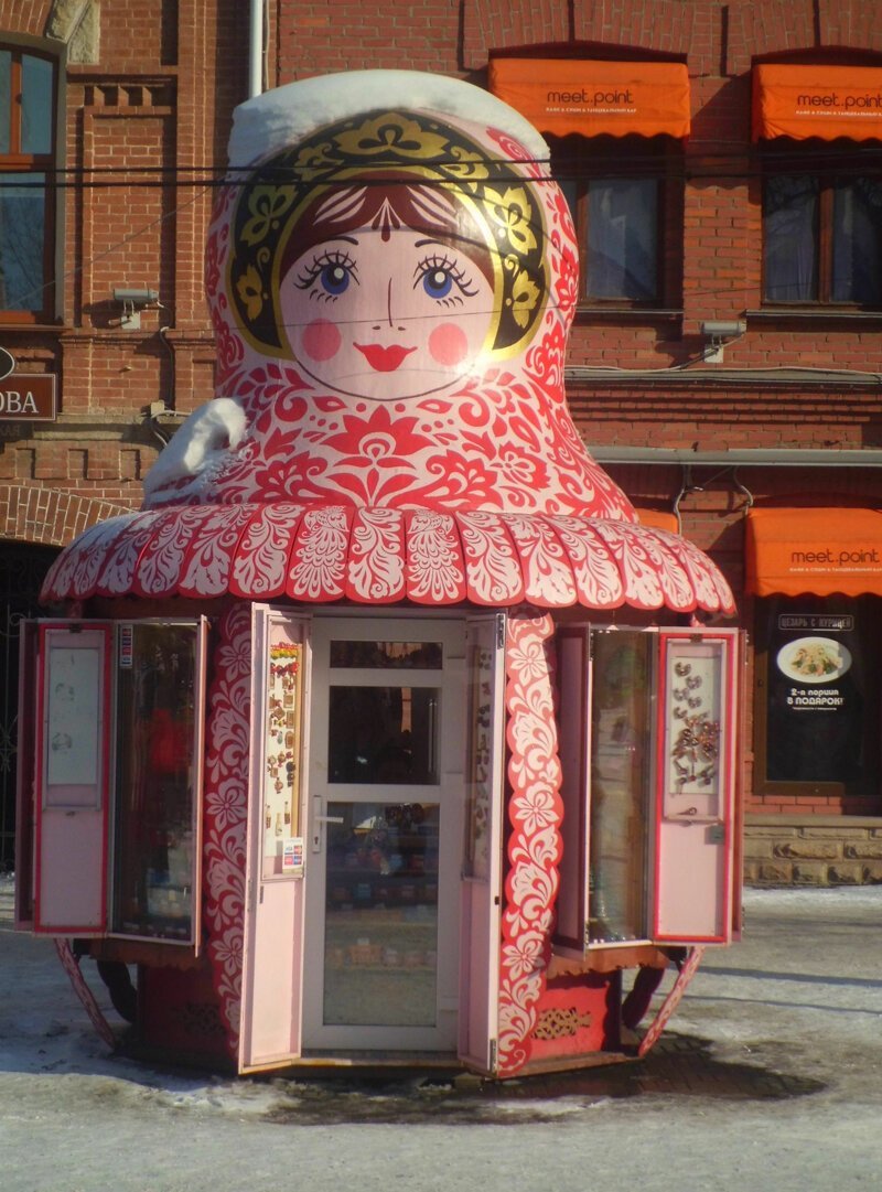 Русская Барби: матрёшки во дворах и в общественных пространствах