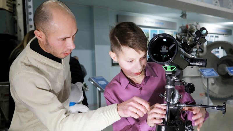  Школьник стал отличником и получил от Путина телескоп 