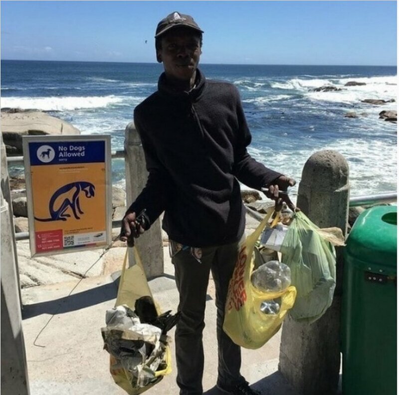 Бездомный убирает мусор на пляже совершенно бесплатно