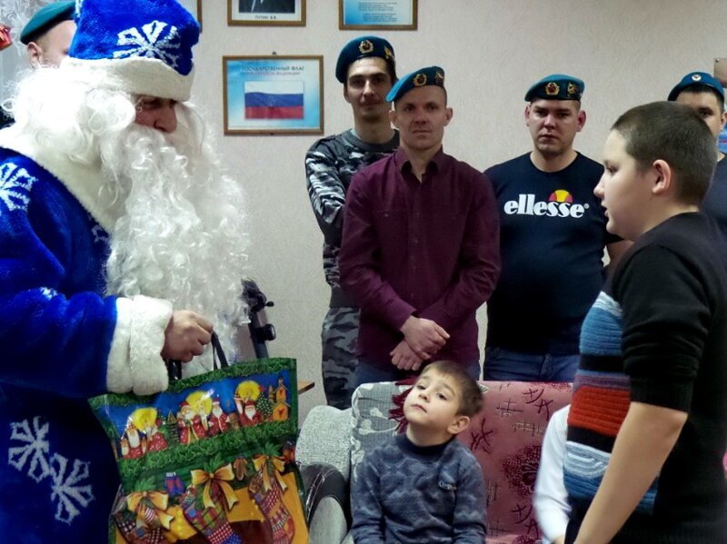 Десантники Морозовска подарили ЧУДО  малышам из приюта