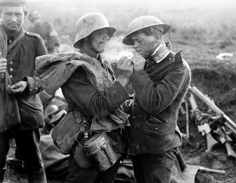 Немецкие и английские солдаты пели и дарили друг другу сувениры.