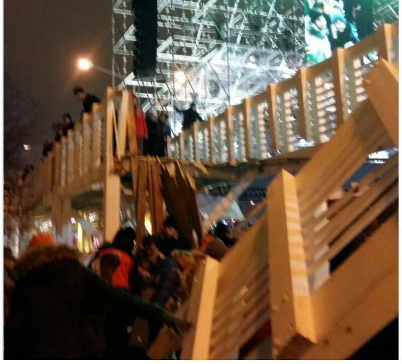 Опубликовано видео падения моста с людьми в Парке Горького
