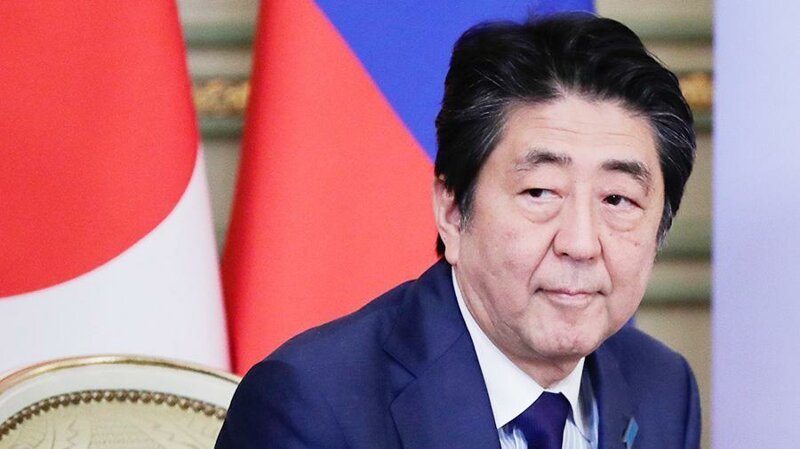 Премьер Японии пообещал не переселять россиян при передаче Курил