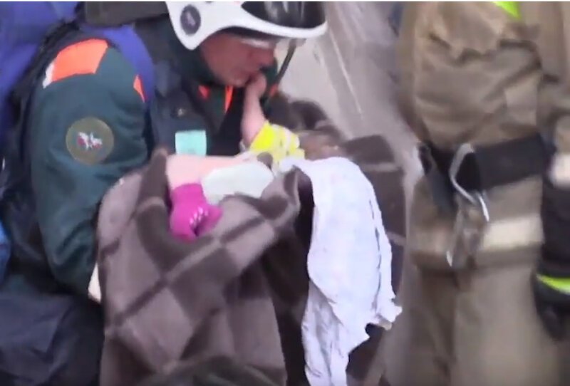 Из-под завалов в Магнитогорске спасли 10-месячного младенца: видео