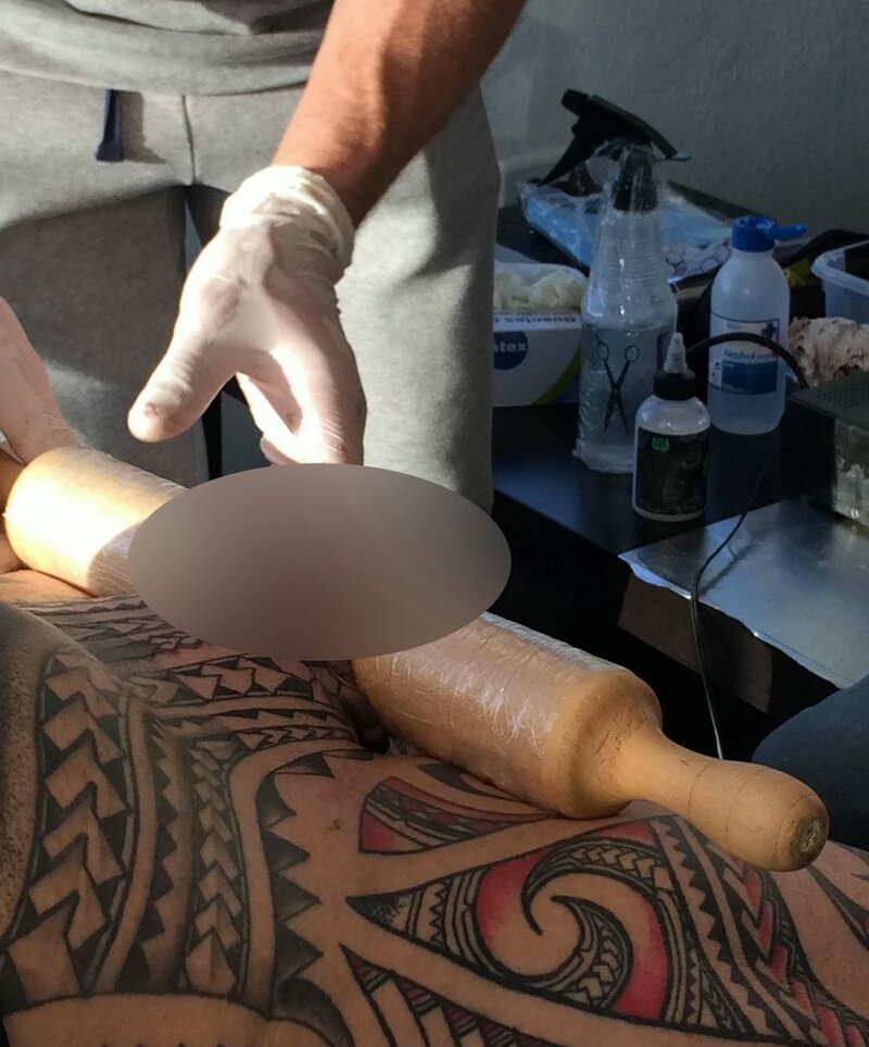 61-летний бодибилдер намотал свой пенис вокруг скалки, чтобы сделать на нём татуировку