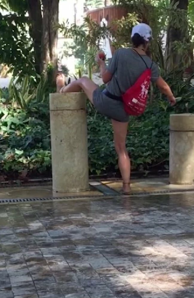 Туристка побрила ноги в фонтанчике с питьевой водой