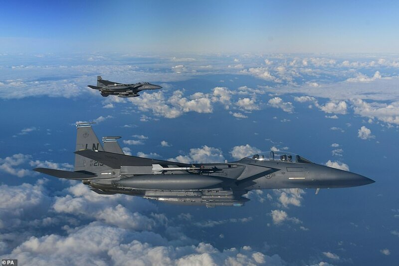 Потрясающие кадры полета: истребитель F-15 Strike Eagle создал вокруг себя облако