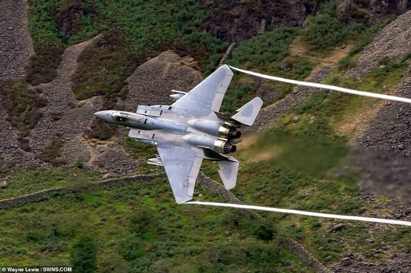 Потрясающие кадры полета: истребитель F-15 Strike Eagle создал вокруг себя облако