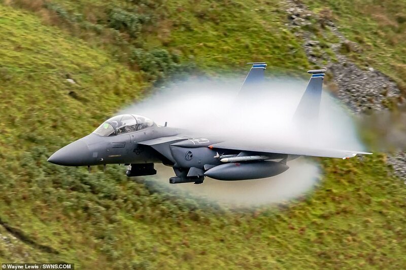 Фотограф-любитель Уэйн Льюис запечатлел идеальный момент во время полета F-15 Strike Eagle над горами Уэльса