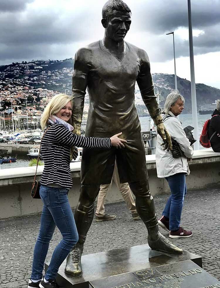 В Португалии туристы обожают потрогать за «шары» статую Криштиану Роналду