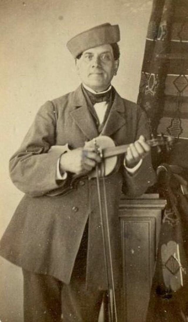 Портрет мужчины со скрипкой (1850 — 1869)