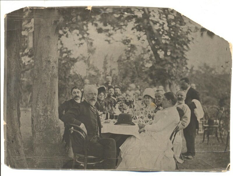 Пётр Чайковский в Тифлисе среди музыкантов (1889)