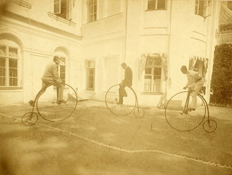 Катание на велосипедах в Михайловском (1880-е)
