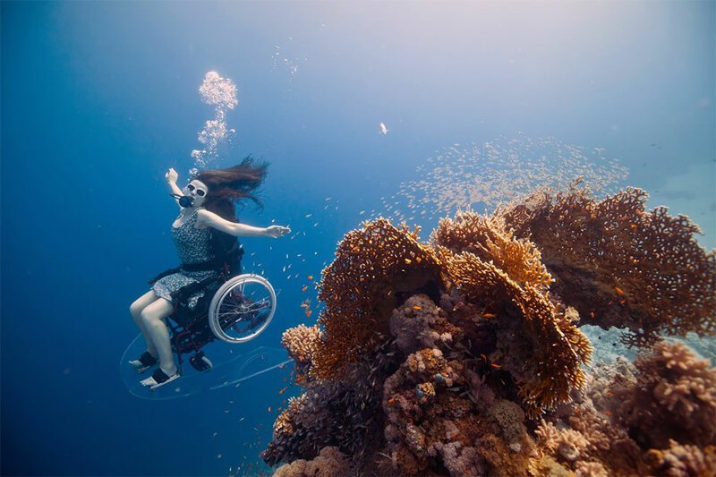 Специально адаптированное подводное кресло-коляска дало возможность заняться дайвингом
