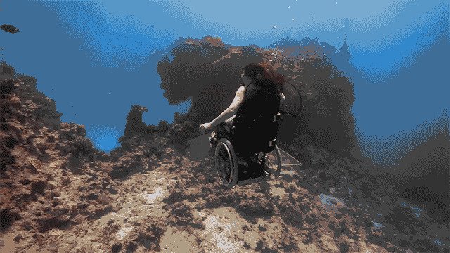 Специально адаптированное подводное кресло-коляска дало возможность заняться дайвингом