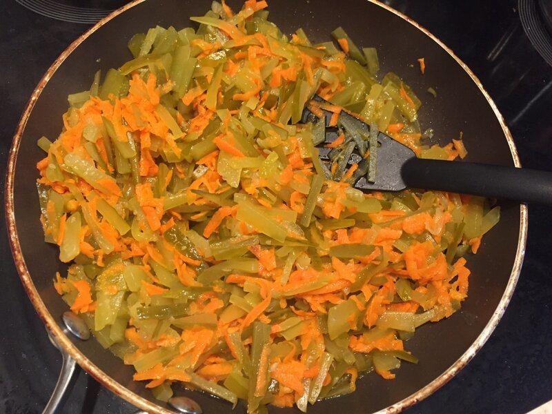 На сковородке пожарил морковь (соломкой), лук и добавил огурцы соленые (нарезанные тоже соломкой).