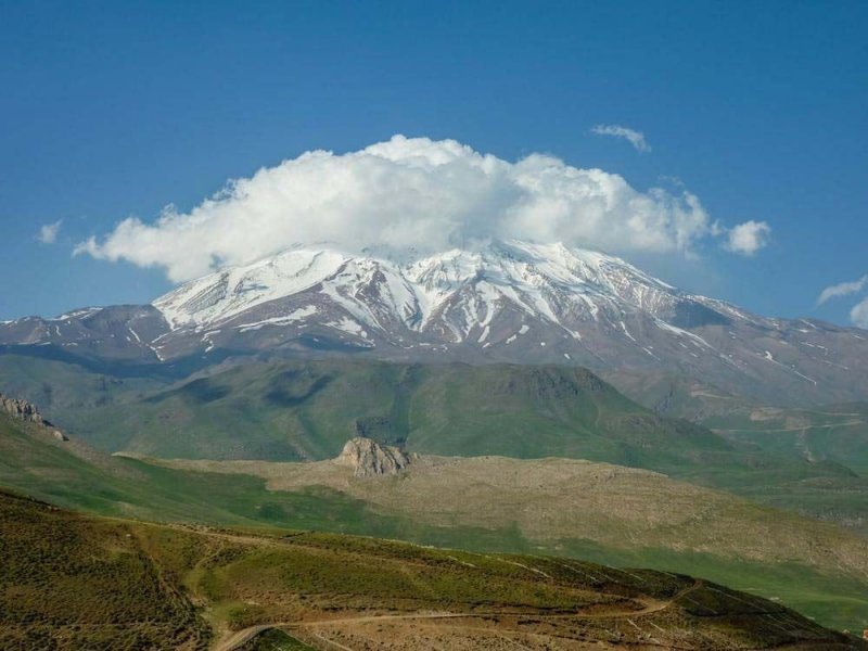 Гора Дамаванд — «потенциально активный» вулкан и самая высокая вершина в Иране. Пещера Гол-э-Зард находится неподалёку